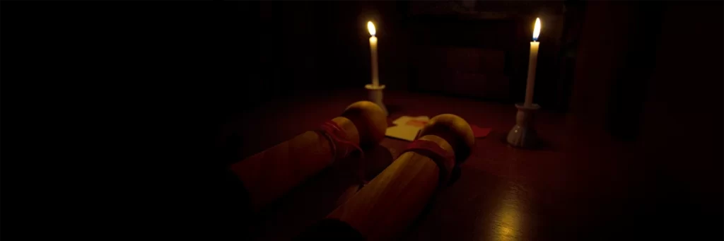 霊木の形代雛で呪術を行う写真