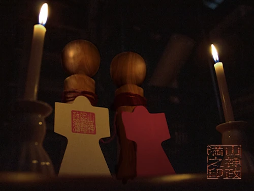 祭壇に祀られる形代の写真