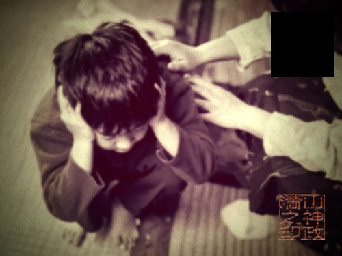 母になだめられる子供時代の写真