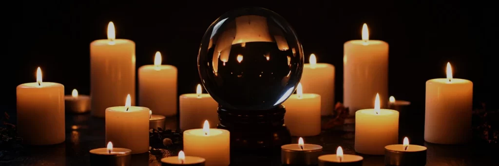 占い用水晶玉と蝋燭の写真。