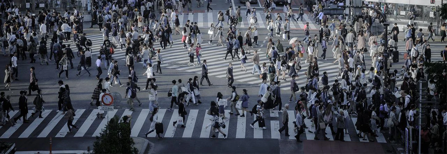 行き交う人々の写真
