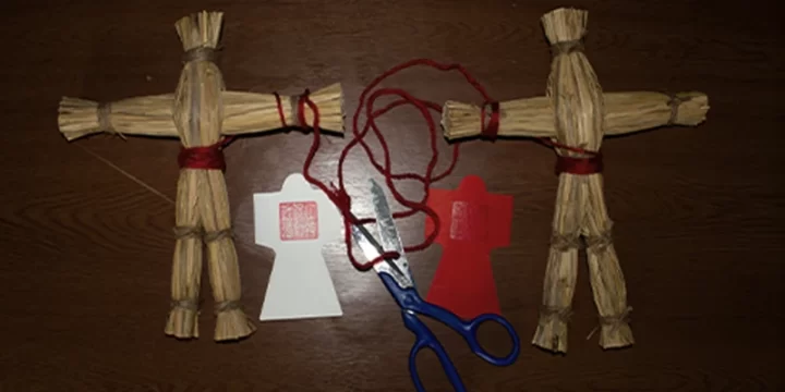 藁人形と人形の縁切り写真